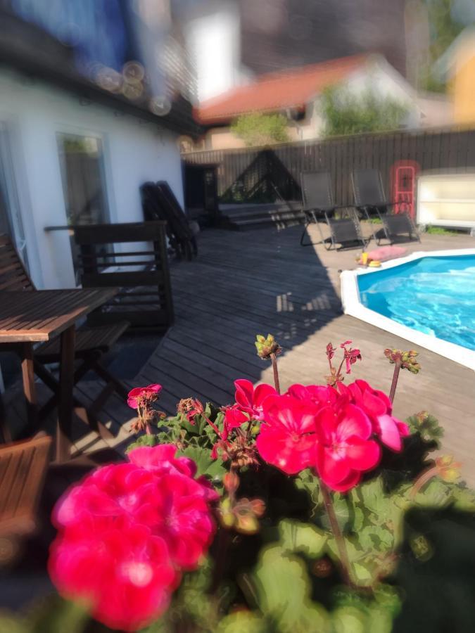 Centralt Och Havsnaera Med Utsikt Mot Pool Kalmar Esterno foto