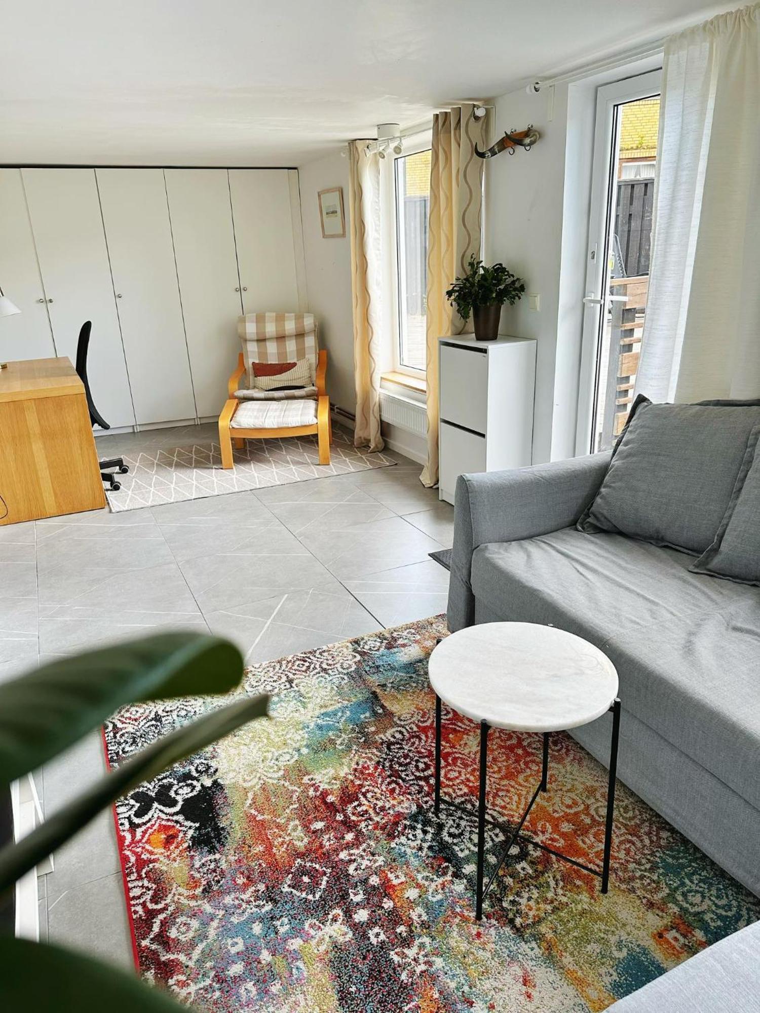Centralt Och Havsnaera Med Utsikt Mot Pool Kalmar Esterno foto